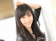 横山ルリカ、美脚まぶしいミニ丈ウエアで豪快スイング「たまりません」「一緒にホール周りたい」