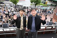 山田裕貴＆佐藤二朗、新宿に“爆弾”投下！サプライズ登場でチラシ配布＆街頭演説「一チケットを持って劇場へ」