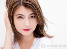 マギー、新ヘア＆秋コーデに「ラフでオシャレ」「「オプションでメガネは良い」