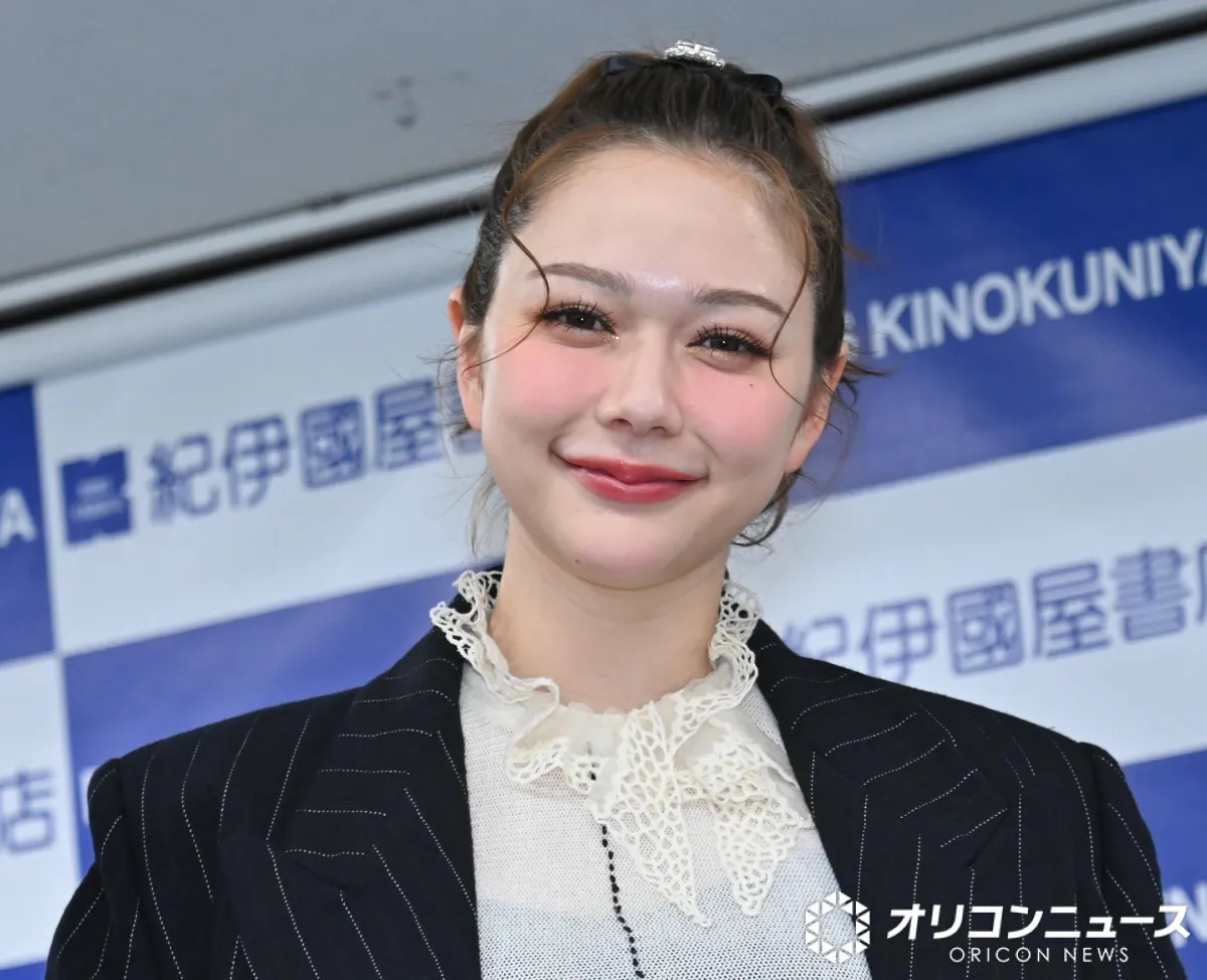 村重杏奈、前代未聞の初表紙記念記者会見 “大人な”1st写真集発売も突如発表「総選挙圏外だった女の大逆襲」