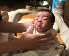 げっぷを出してほしいだけなのに…貫禄ありすぎる赤ちゃんの渋い表情に「もう80歳くらいの顔になってる」