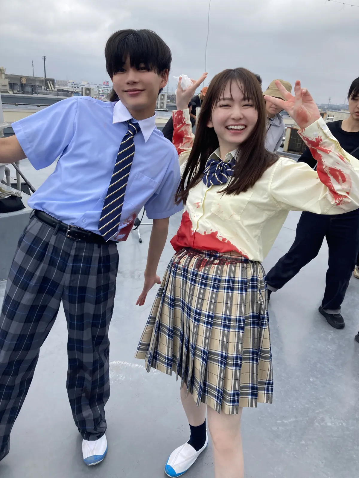 山田杏奈、血まみれでピース&長尾謙杜は“いじめっ子”と仲良く自撮り 『恋に至る病』仲良しメイキング写真が公開