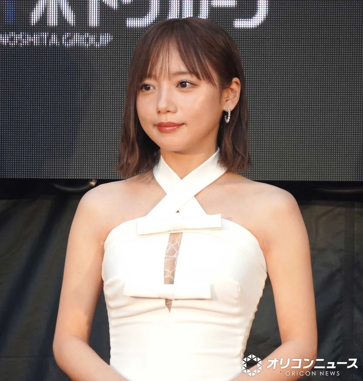 【東京国際映画祭】齊藤京子、オフショル純白ドレスまといエレガントに レッドカーペットで存在感放つ