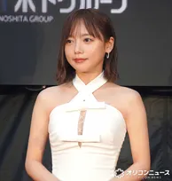 【東京国際映画祭】齊藤京子、オフショル純白ドレスまといエレガントに レッドカーペットで存在感放つ