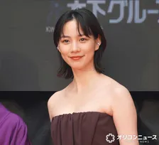 【東京国際映画祭】のん、デコルテ全開のチューブトップドレス姿 吉永小百合とレッドカーペット登場