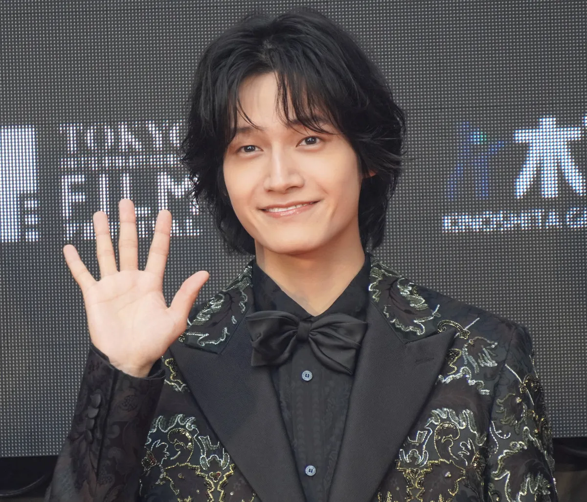 【東京国際映画祭】佐野晶哉、黒のシックなスーツで登壇 抜群のスタイルを発揮