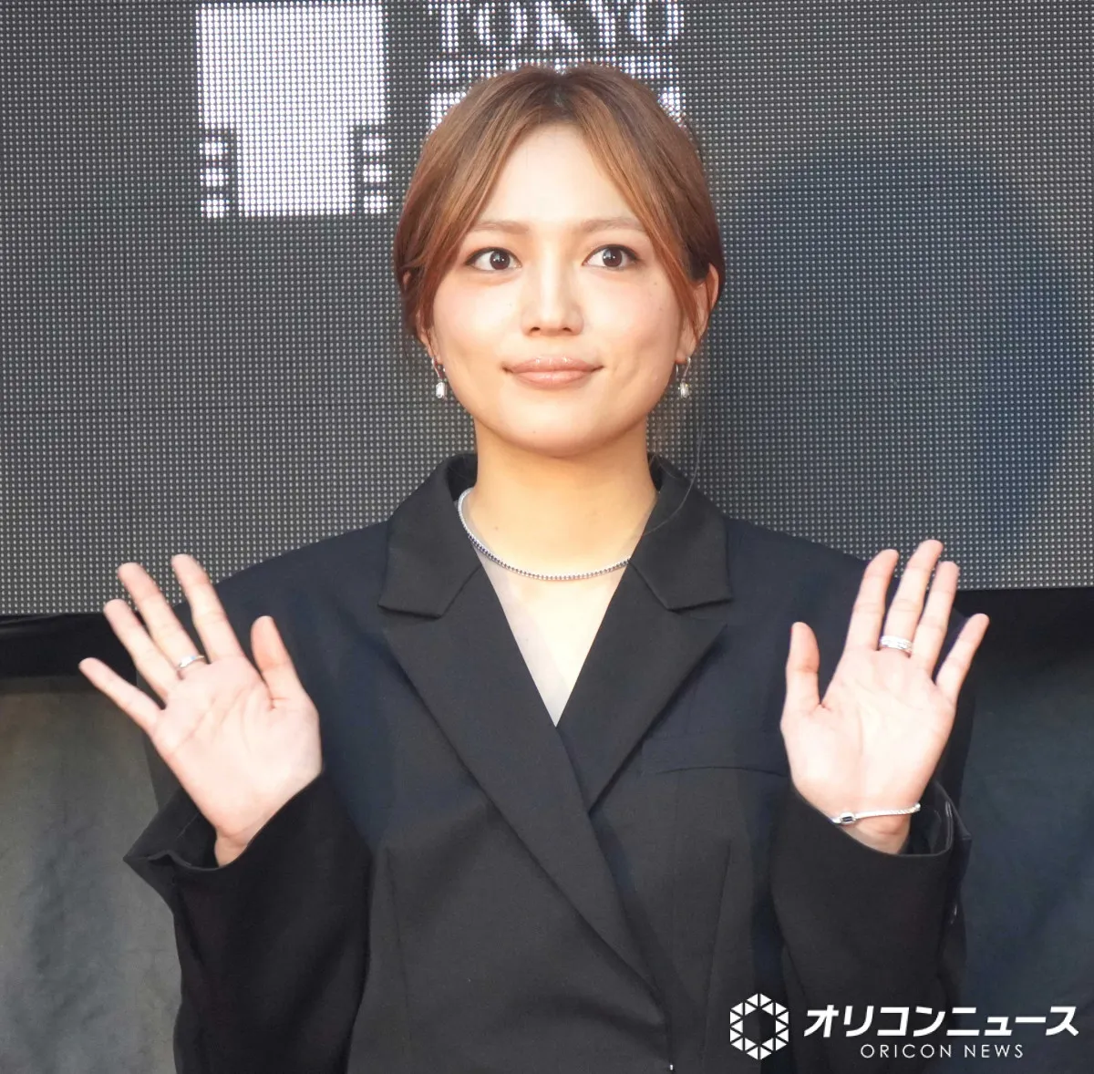 【東京国際映画祭】川口春奈、茶髪&ブラックジャケットで存在感 レッドカーペットで観客を魅了