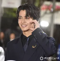 【東京国際映画祭】高橋海人、キュートなハートマーク 芳根京子とレッドカーペット