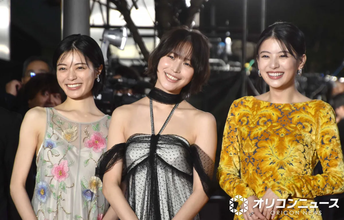 【東京国際映画祭】出口夏希＆南沙良、対照的な装いで“美の共演”　レッドカーペットを彩る