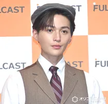 八木勇征、“部下”らとのおちゃめな3ショットに反響「天使」「激かわショット」「身長180cmだけどほぼ足」　ドラマ『推しが上司になりまして』で鈴木愛理＆ミチと共演