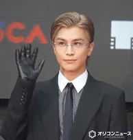 【東京国際映画祭】岩田剛典、大勢の“金髪集団”率いてレッドカーペット 観客驚き