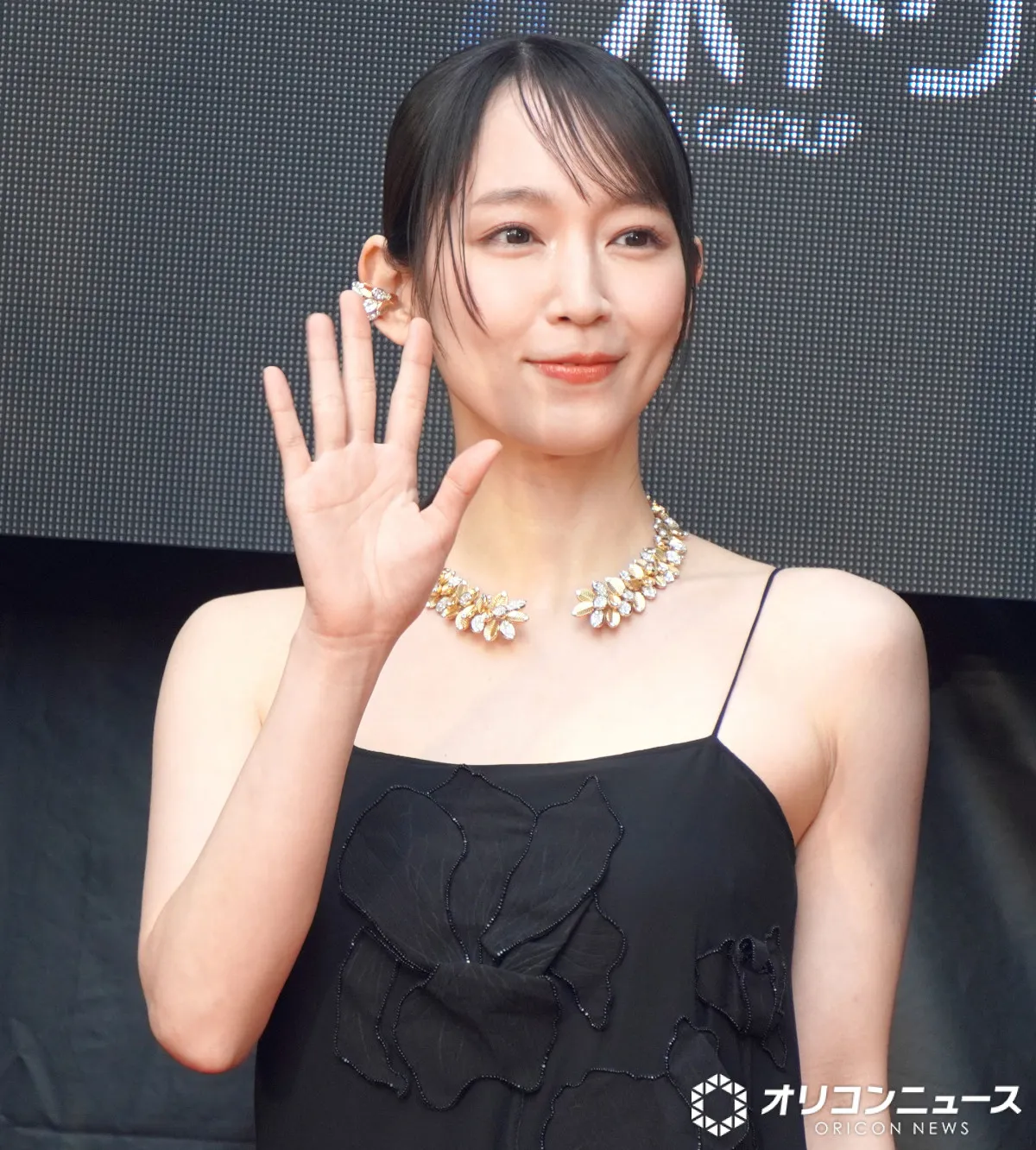 【東京国際映画祭】吉岡里帆、美デコルテあらわなドレス姿 ダブルピースでファンサービスも