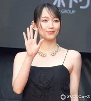 【東京国際映画祭】吉岡里帆、美デコルテあらわなドレス姿 ダブルピースでファンサービスも