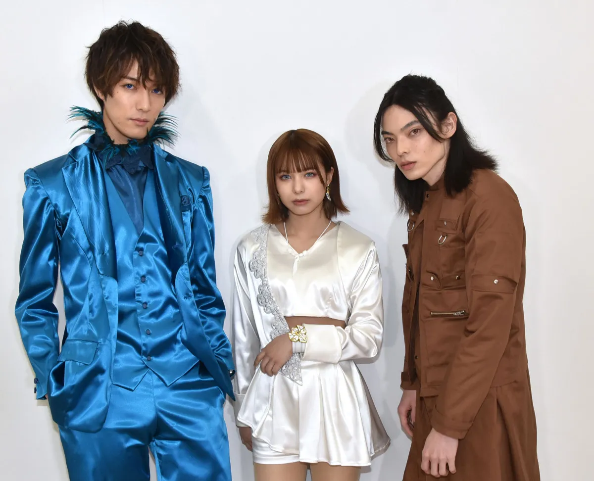 富永勇也×宮崎あみさ×タカハシシンノスケ、3ショット公開で「未だに会議してます」 『ドンブラザーズ』脳人組