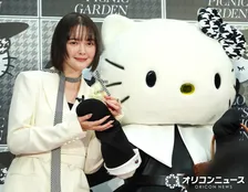 玉城ティナ、憧れのキティちゃんからプレゼント「一生の思い出になります」 おそろいの千鳥格子柄アピール