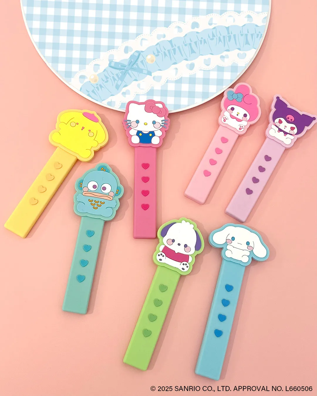 サンキューマートに人気サンリオキャラが登場 『うちわグリップ』で推し活をキティ&シナモンたちが応援