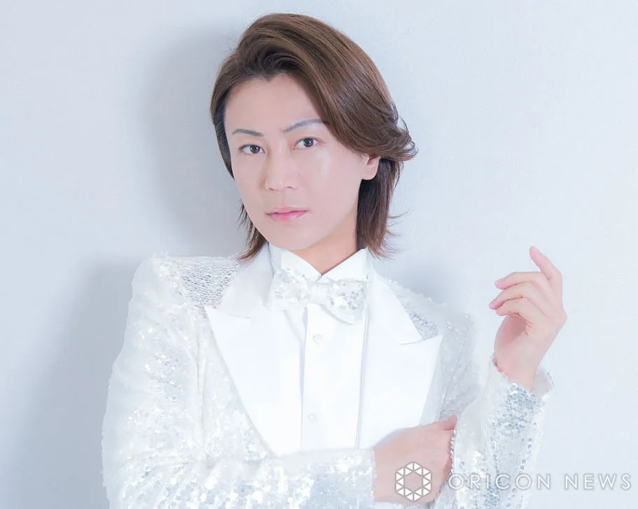 「背中が綺麗すぎる」「お背中流しましょうか」氷川きよし、温泉での美背中ショット公開