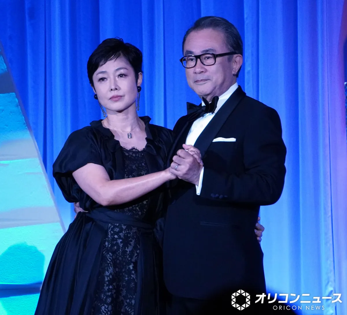 【東京ドラマアウォード】三谷幸喜、司会なのに大暴れ　有働由美子とダンス　林芳正総務相を「トランプ大統領」と呼び込む