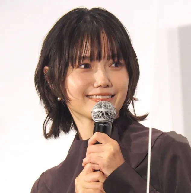 宮崎あおい、車内で“ノリノリ”&後ろで“チラリ”メンバーも… ファン歓喜「ニヤついちゃう」「可愛いよ~~」