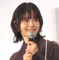 宮崎あおい、車内で“ノリノリ”&後ろで“チラリ”メンバーも… ファン歓喜「ニヤついちゃう」「可愛いよ~~」