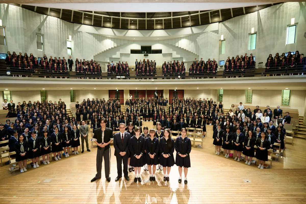 Snow Man目黒蓮、女子聖学院にサプライズ登場 特別授業で「目の健康を守っていきたい」