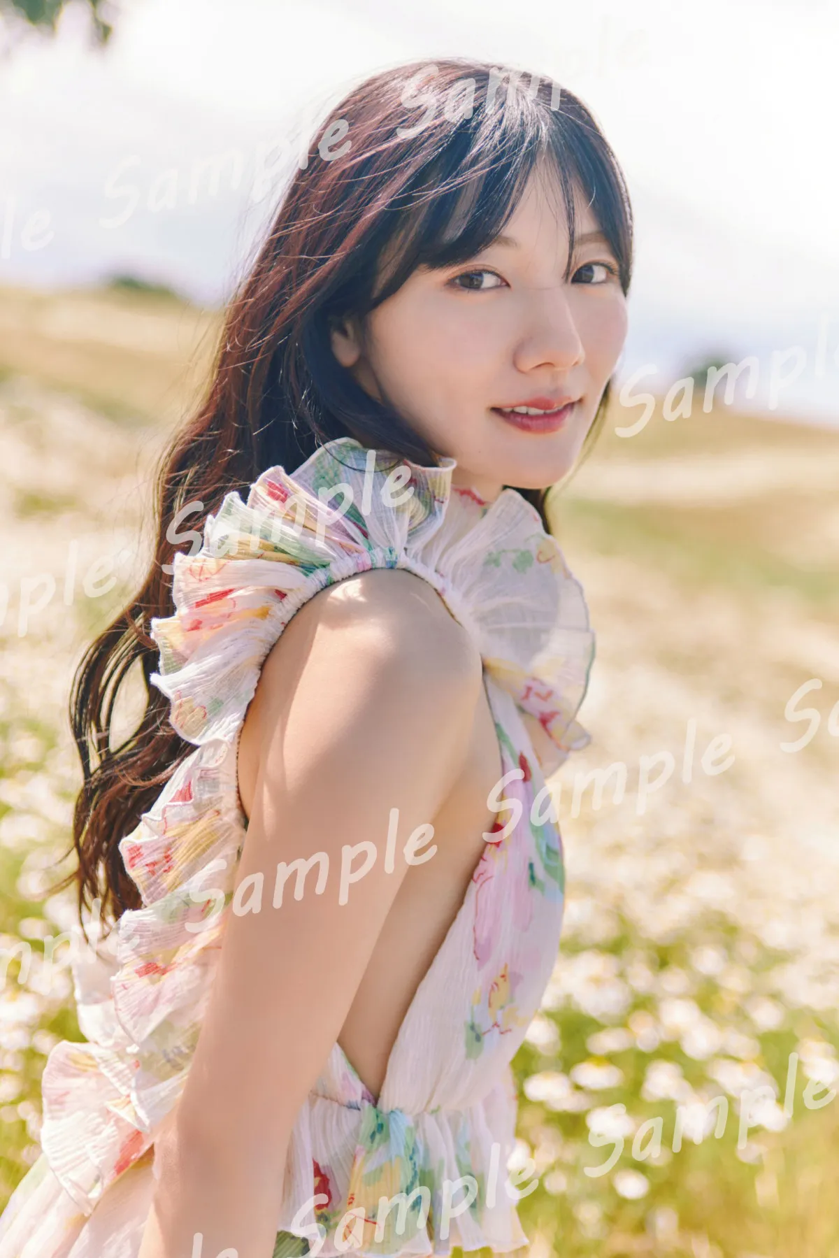 日向坂46河田陽菜、ボディラインあらわな“花畑”カット 2nd写真集封入特典ポストカード解禁