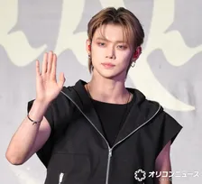 TOMORROW X TOGETHER・YEONJUN、バキバキの腹筋披露 自身の“肉体美バッグ”を持って街を歩く姿も「クレイジー」「美しすぎる」