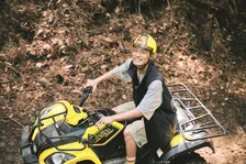 超特急・高松アロハ、無邪気なバギー体験姿を披露 “陰陽コンビ”リョウガへキャンプ飯も振る舞う