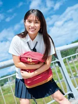 高校3年生の日比谷萌甘『サンデー』初登場で表紙抜てき 制服姿&水着姿も披露