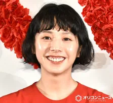 夏帆、“元恋人”と2ショット「幸せそう」「ふたりとも笑顔」 『じゃあ、あんたが作ってみろよ』で竹内涼真と元恋人役で共演