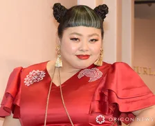 渡辺直美、4000万円のネックレスに緊張　淡いピンクのドレスで“おすまし”ショット「えぐかわいい」「似合ってる」　雑誌『Numero TOKYO』表紙飾る