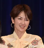 吉瀬美智子、プライベートでも仲良しの井川遥と“三角関係”　堺雅人「すごい世界でありがたい」