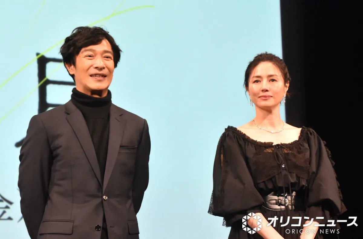 堺雅人＆井川遥、号泣する観客の前にサプライズで登場　井川の目にも涙