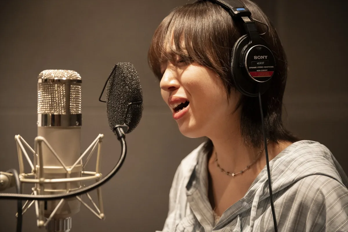 十明、映画『楓』劇中歌としてスピッツの名曲カバー、「語りかけるような歌声」で物語を彩る