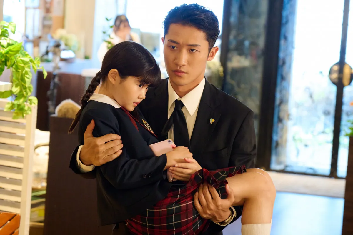 Snow Man岩本照、身長差50センチ超の小学生を“お姫さま抱っこ” 『恋する警護24時 season2』で新たな警護対象に