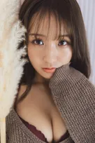 “ピュアの代名詞”森脇梨々夏、カラフルな水着グラビアを披露 『PARADE』の誌面を彩る