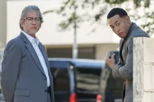 『コーチ』第3話 関口メンディー、体格が大きすぎて尾行が苦手な若手刑事役【あらすじ】