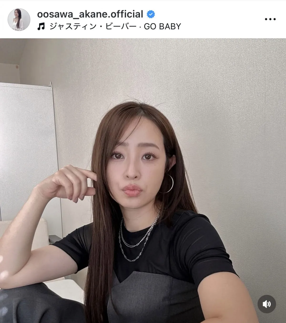 40歳・大沢あかね、“オフショル&へそチラ”コーデ あふれる大人の色気に「お腹に鎖骨にセクシー」「たまらないよ」