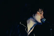 “ライブアーティスト”としての進化を見せた粗品の全国ツアー千秋楽 本編はMCなしのストイックなステージに【ライブレポート】