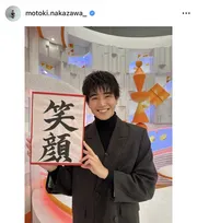 中沢元紀、『めざまし』エンタメプレゼンターの役目終え出演者らと記念ショット「綺麗な字」「さまざまな元紀さんの姿を見れて嬉しかったです」