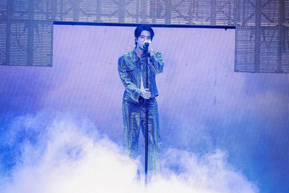 BTS・JIN、ソロ公演にJ-HOPE&JUNG KOOKがサプライズ登場 「Super Tuna」などを3人で披露【ライブレポート】