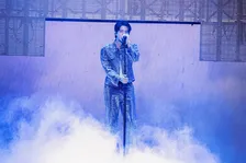 BTS・JIN、ソロ公演にJ-HOPE&JUNG KOOKがサプライズ登場 「Super Tuna」などを3人で披露【ライブレポート】