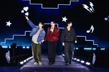 BTS・JIN、ソロ公演にJ-HOPE＆JUNG KOOKがサプライズ登場　「Super Tuna」などを3人で披露【ライブレポート】