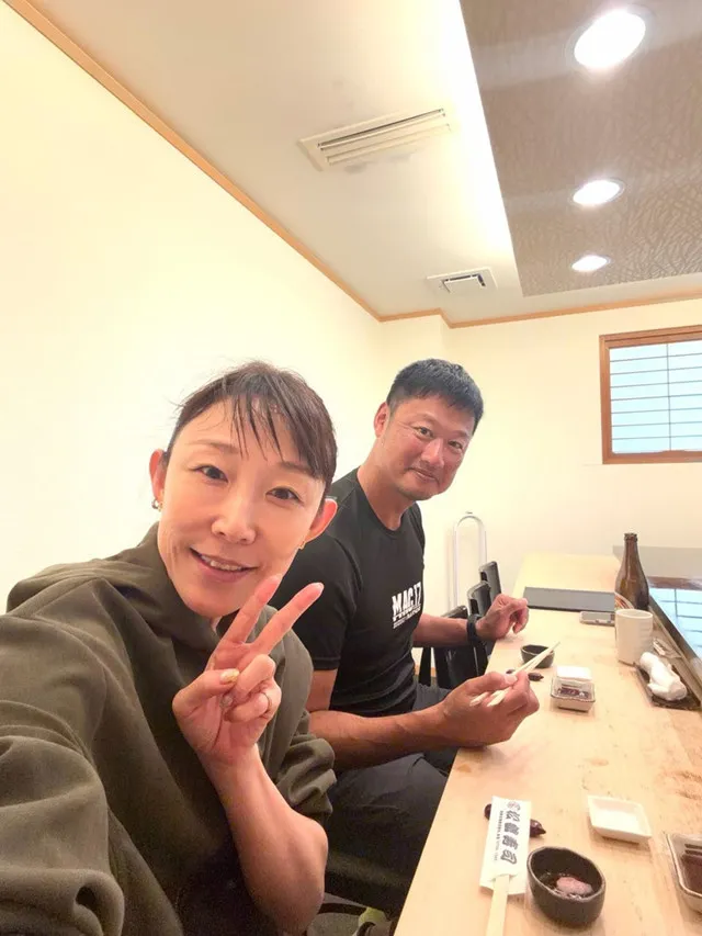 クワバタオハラ小原正子、夫・マック鈴木からの“誕生日ランチ”に感激 笑顔の夫婦ショットに「いつもラブラブ」「ええ旦那はんやなぁ」