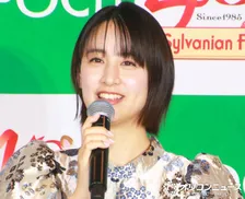 山本美月、2歳わが子を抱いて“ミッフィー”と記念ショット「前向き抱っこ〜」「大きいですね」 夫は瀬戸康史