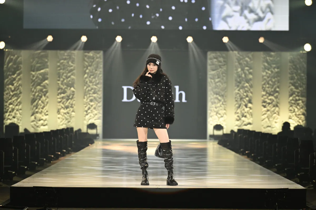 なごみ、ブーツ&ミニスカで圧巻スタイル 冬のフェミニンカジュアルな装いで魅了【サツコレ2025AW】