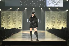 なごみ、ブーツ&ミニスカで圧巻スタイル 冬のフェミニンカジュアルな装いで魅了【サツコレ2025AW】