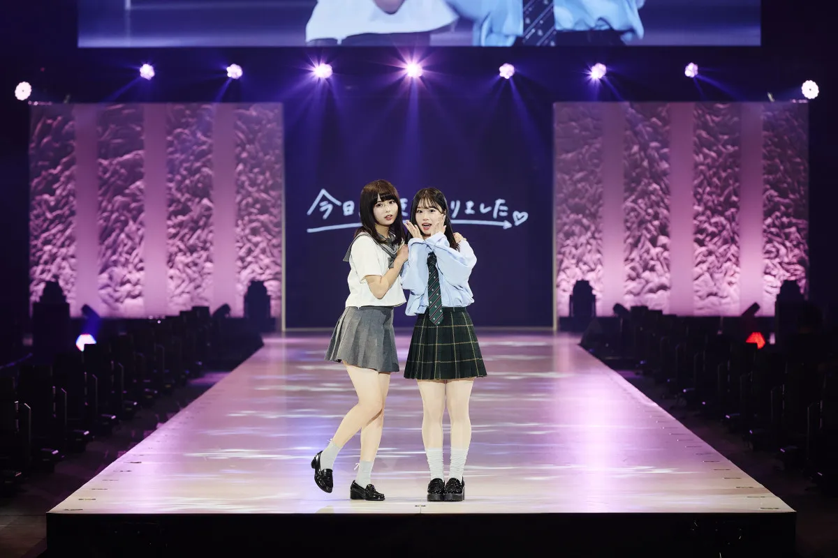 “おひなさま“長浜広奈&時田音々、『今日好き』ステージで制服姿披露 キュートなポーズも【サツコレ2025AW】