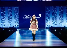 “2児のシングルマザー”藤咲凪、ミニスカサンタ衣装で美脚披露 ランウェイを華やかに彩る【サツコレ2025AW】