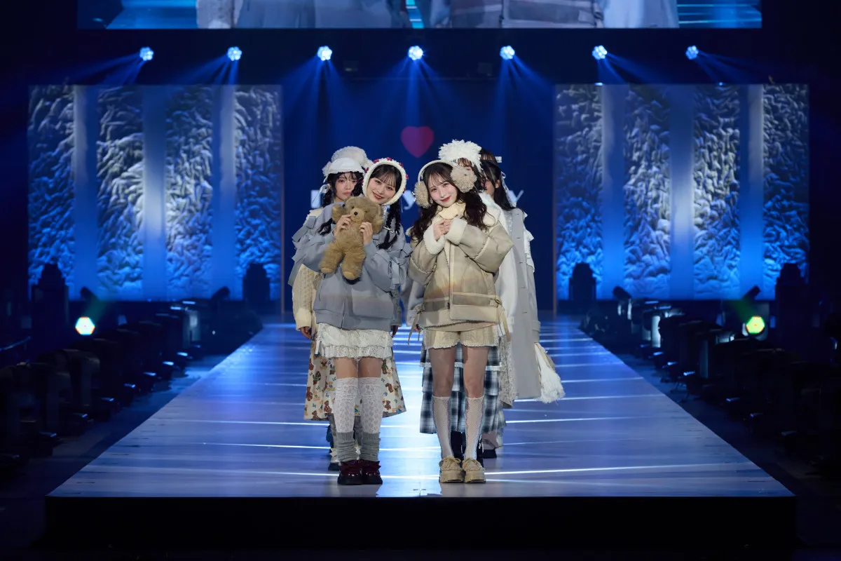 CANDY TUNE小川奈々子&立花琴未、キュートな冬の装いで魅了 2人で華やかランウェイ【サツコレ2025AW】